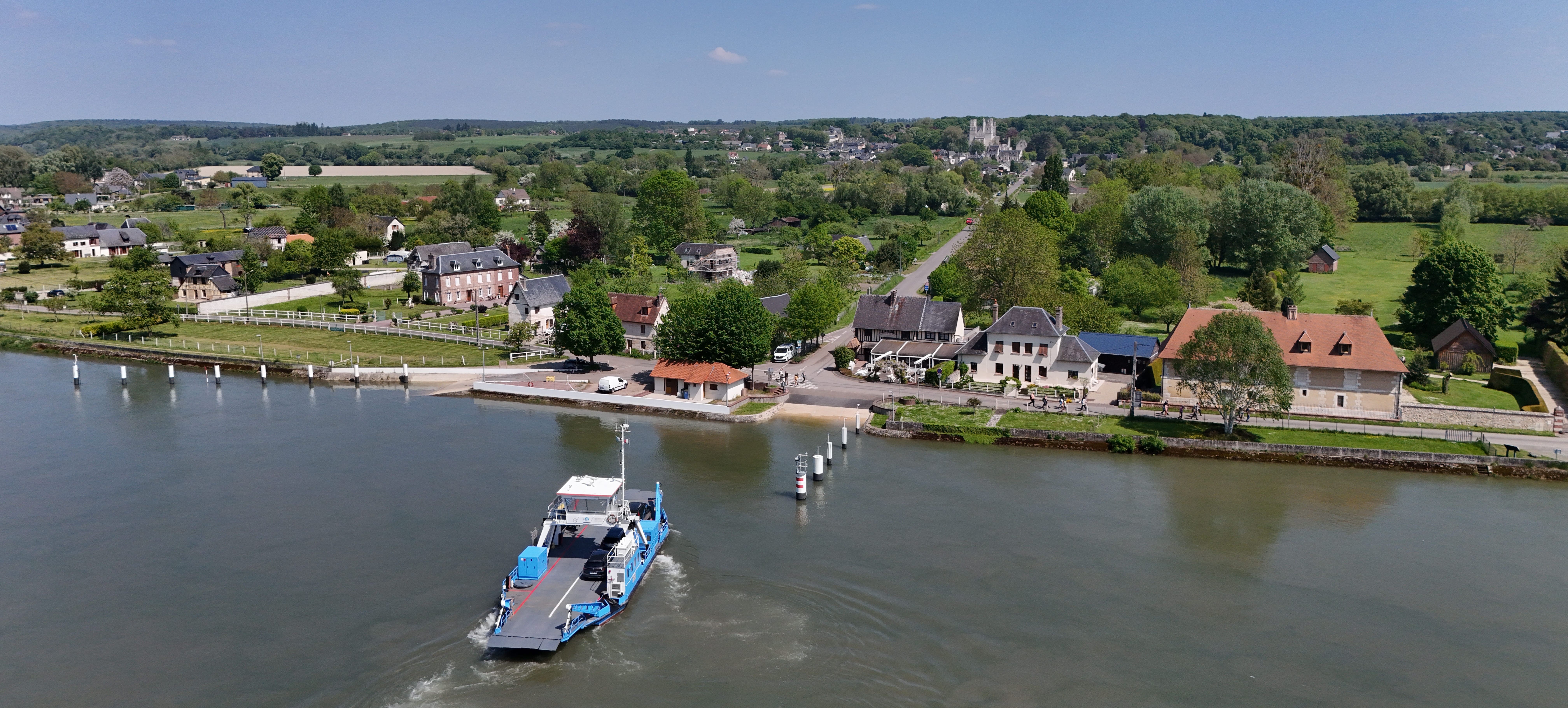 Le bac traversant le Seine avec l'Abbaye en arrière plan