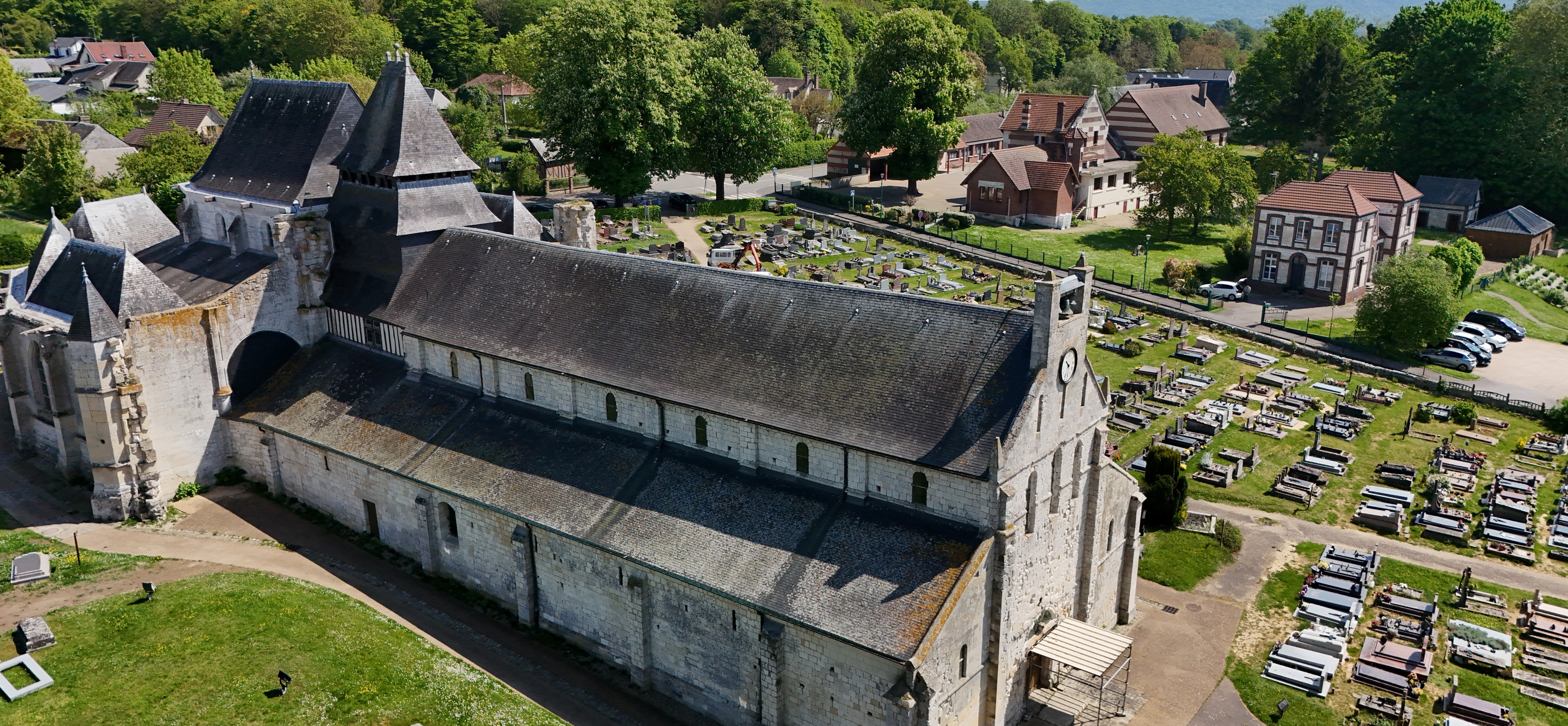 L'église Saint-Valentin avec les écoles de Jumièges en arrière plan